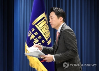 브리핑룸 들어서는 이재명 대통령실 부대변인