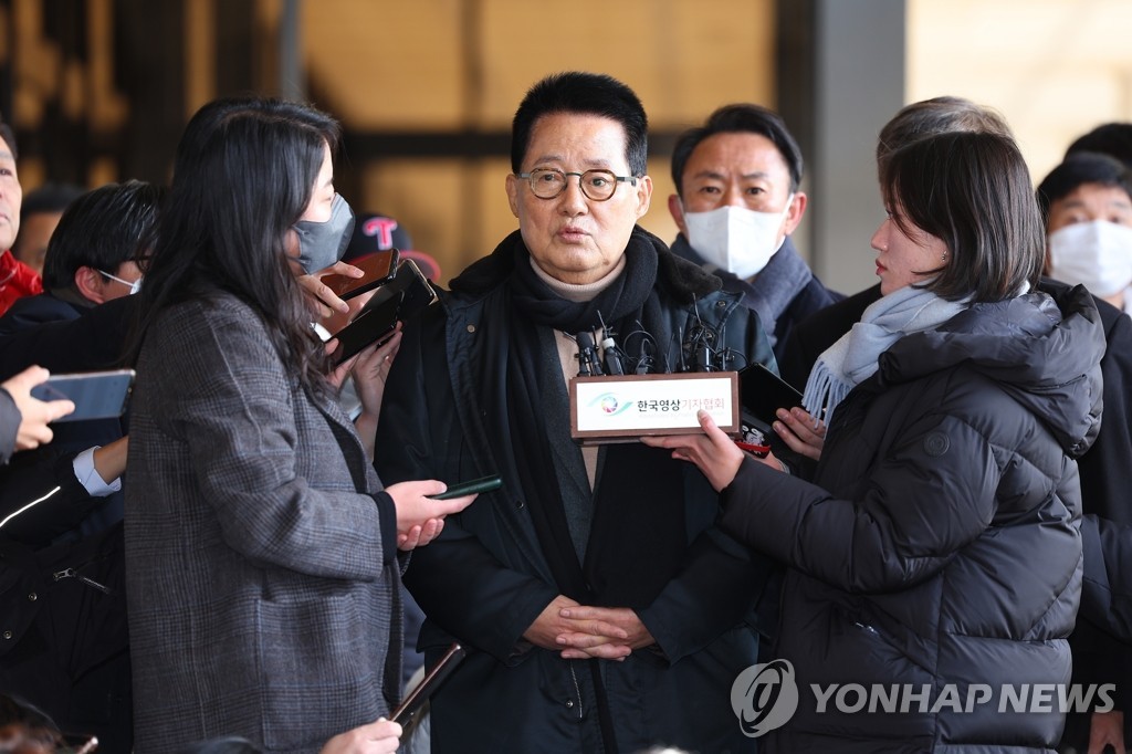 국정원 특혜채용 의혹, 서훈 전 국정원장과 박지원 전 국정원장에 검찰 수사 집중