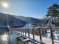 눈 이불 덮어쓴 옥순봉 출렁다리