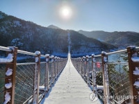 눈 이불 덮어쓴 옥순봉 출렁다리