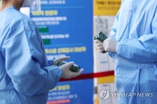 한파특보에도 선별진료소는 계속