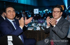 국민의힘 새미준 발대식에서 박수치는 권성동 의원