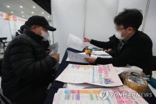 노인 일자리 박람회에서 상담받는 시민