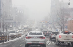 엉금엉금 서행하는 차량