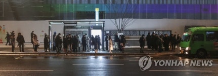 북적이는 버스 정류장