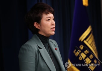 현안 브리핑하는 김은혜 홍보수석