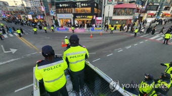 DJ폴리스로 부산불꽃축제 인파 관리하는 경찰