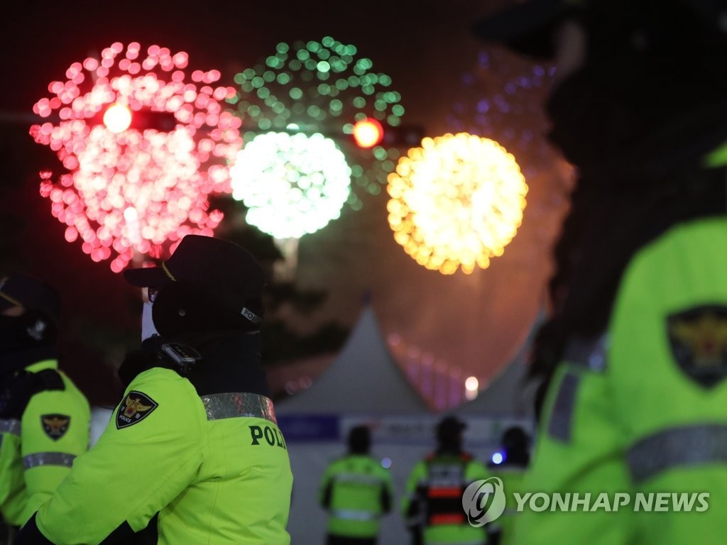 서울 여의도와 이촌 한강공원, 경찰 2400명 투입한 서울세계불꽃축제 안전관리 