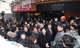 이태원 참사 현장 살펴보는 우상호 위원장과 특조위원들
