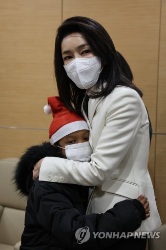 심장수술 받은 캄보디아 아동 격려하는 김건희 여사