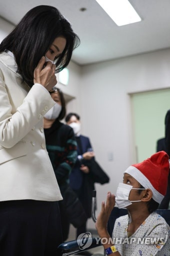 심장수술 받은 캄보디아 아동 병문안 나선 김건희 여사