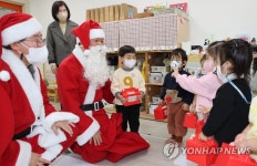 산타 박완수 경남지사, 어린이집 방문…일·가정 양립 노력