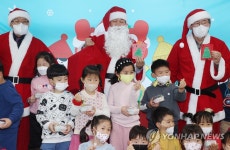 산타로 변신한 박완수 경남지사