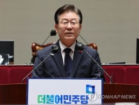 의원총회에서 발언하는 이재명 대표