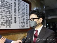 취재진 질문에 답변하는 한동훈 장관