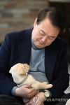 강아지 안아주는 윤석열 대통령