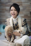 강아지 안고있는 김건희 여사