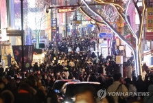 붐비는 명동 거리