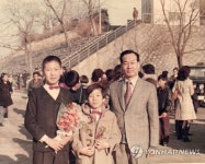 초등학교 졸업 사진속 윤석열 대통령