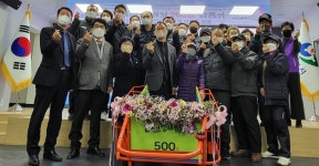 폐지 수집 노인 맞춤형 사랑의 리어카 500호 돌파