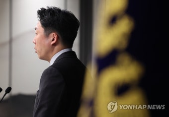 브리핑하는 이재명 대통령실 부대변인
