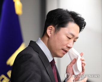 마스크 벗는 이재명 대통령실 부대변인