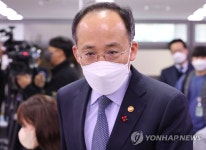 출입기자단 간담회 참석하는 추경호 부총리