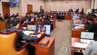 의사봉 두드리는 김도읍 법사위원장