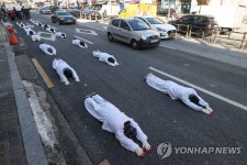 오체투지하는 비정규직 이제그만 공동투쟁
