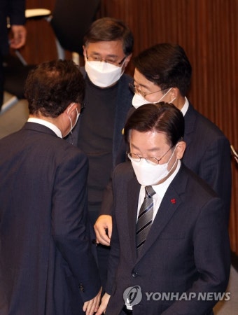 노웅래 의원 체포동의안 투표 위해 줄 선 이재명 대표