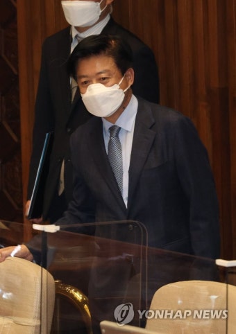 자리로 돌아오는 노웅래 의원