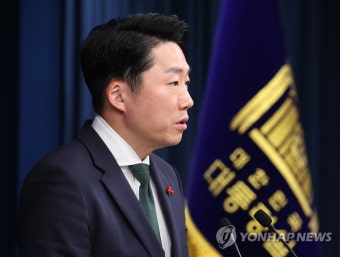 현안 브리핑하는 이재명 대통령실 부대변인