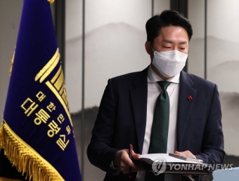 브리핑 입장하는 이재명 대통령실 부대변인