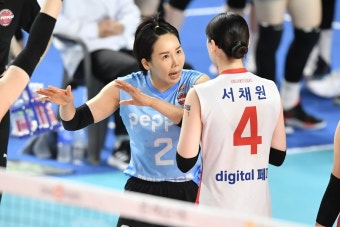 드디어 첫 승…페퍼저축은행, 도로공사 잡고 개막 17연패 탈출
