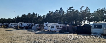 해맞이 차량으로 가득 찬 바닷가 주차장