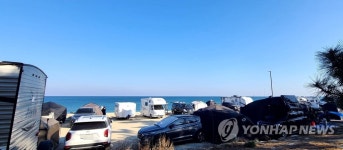 해맞이 차량으로 가득 찬 바닷가 주차장