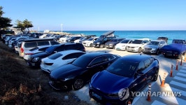 해맞이 차량으로 가득 찬 바닷가 주차장