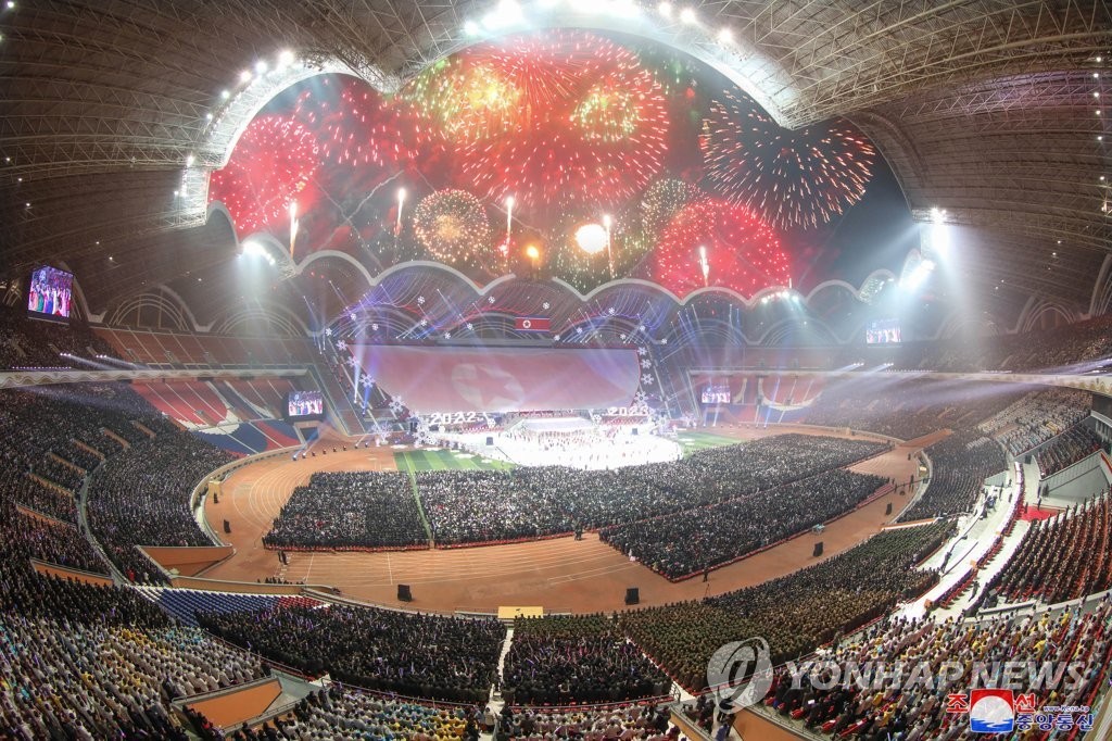 2025년 북한, 김정은 국무위원장 참석한 신년 경축 공연 평양 불꽃놀이