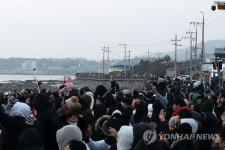 주변 도로 메운 관광객