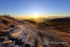 향로봉에서 바라본 동해안 일출