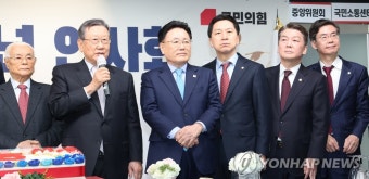 유흥수 전당대회 선거관리위원장 인사말 듣는 김기현, 안철수와 조경태