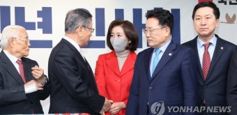 유흥수 전당대회 선관위원장과 이야기 나누는 나경원 전 의원