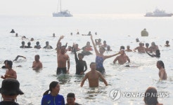 새해 소망 안고 바다에 풍덩…서귀포 펭귄수영대회 열려