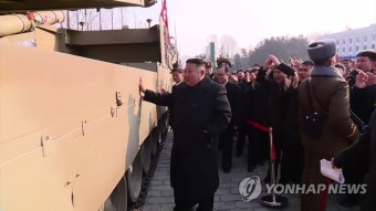 방사포 차량 살펴보는 김정은