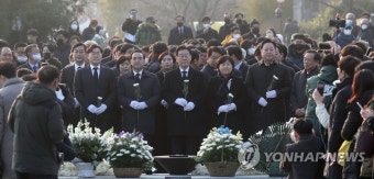 이재명 대표, 노 전 대통령 묘역 참배