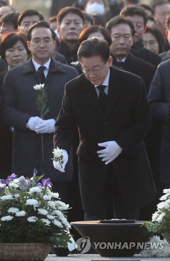 이재명 대표, 노 전 대통령 묘역 헌화