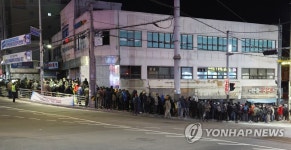 새해 첫 근무일, 인력시장에 모인 근로자들