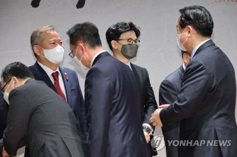 2023년 정부 시무식에서 인사하는 이상민 장관과 한동훈 장관