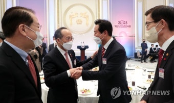 오세훈 서울시장과 인사하는 추경호 부총리