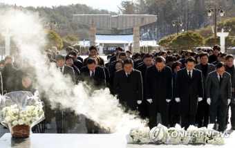 5·18묘지 새해 참배하는 민주당 광주시당